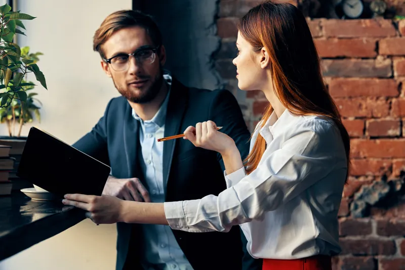 Коллеги по работе общаются, ведут деловой образ жизни, завтрак, финансы