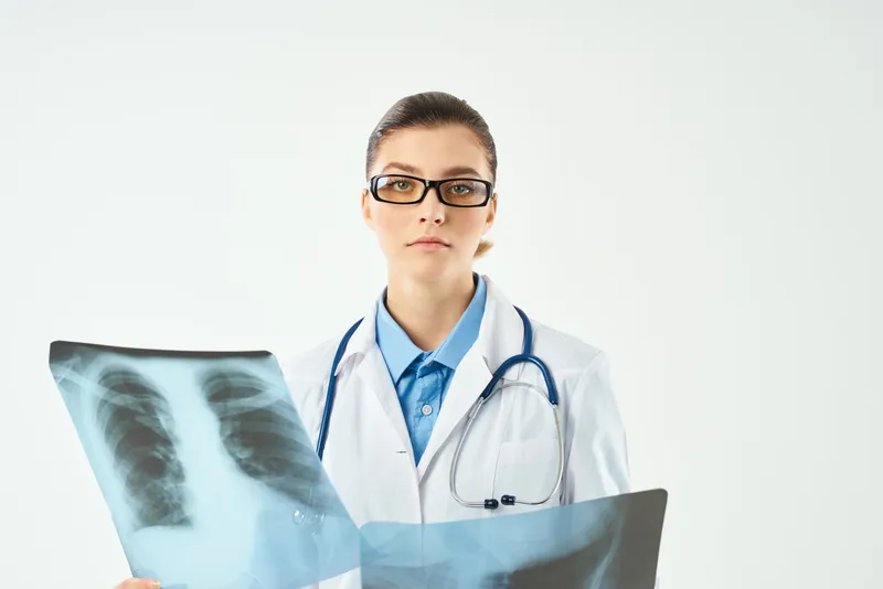 Женщина-рентгенолог проводит рентгенологическое обследование, профессиональная диагностика