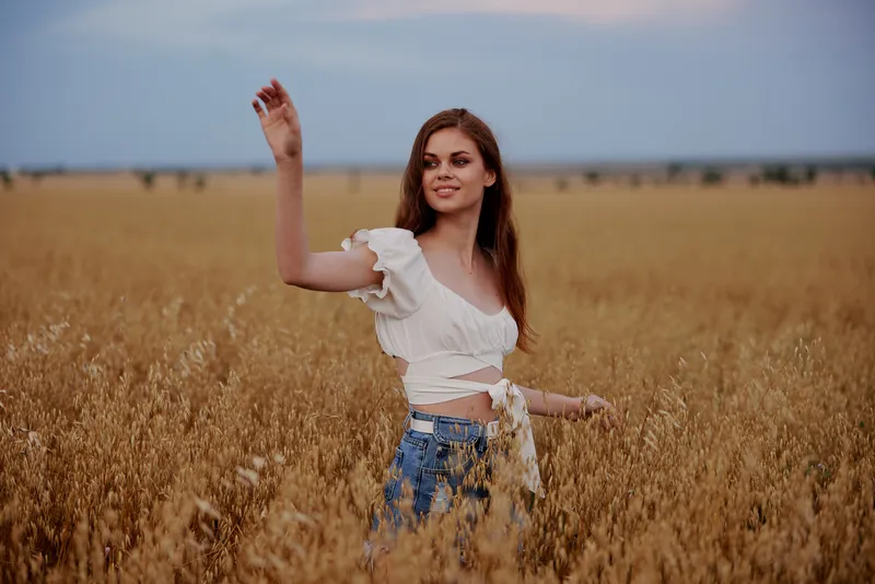 Весёлая женщина на открытом воздухе в поле