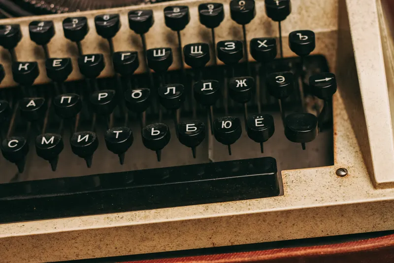 Печатная машинка в ретро-стиле, вызывающая ностальгию, журналист, старые технологии