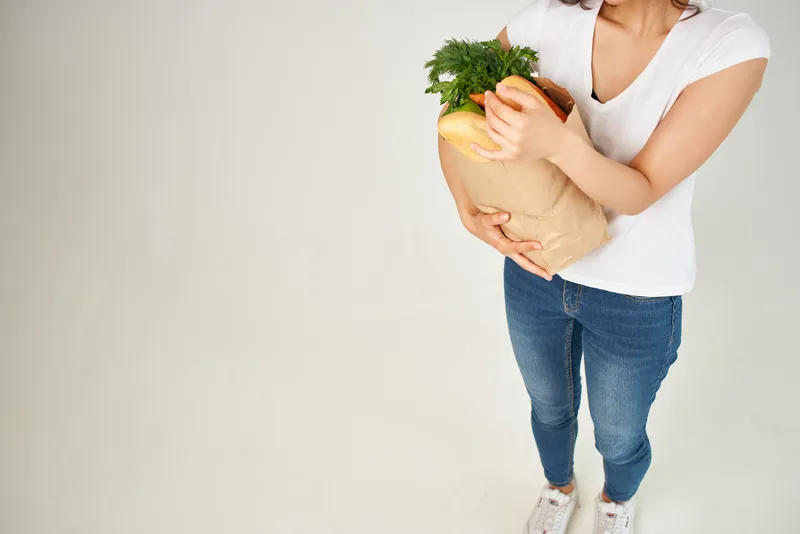 Брюнетка с продуктовой упаковкой, полностью здоровое питание и сервис доставки