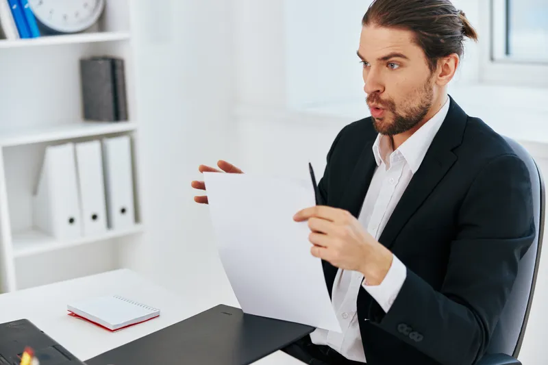 Бизнесмены в офисе за работой с синей папкой для документов, образ жизни