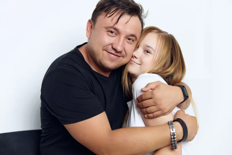 Забавные отец и дочь обнимаются, семейная любовь, крупный план