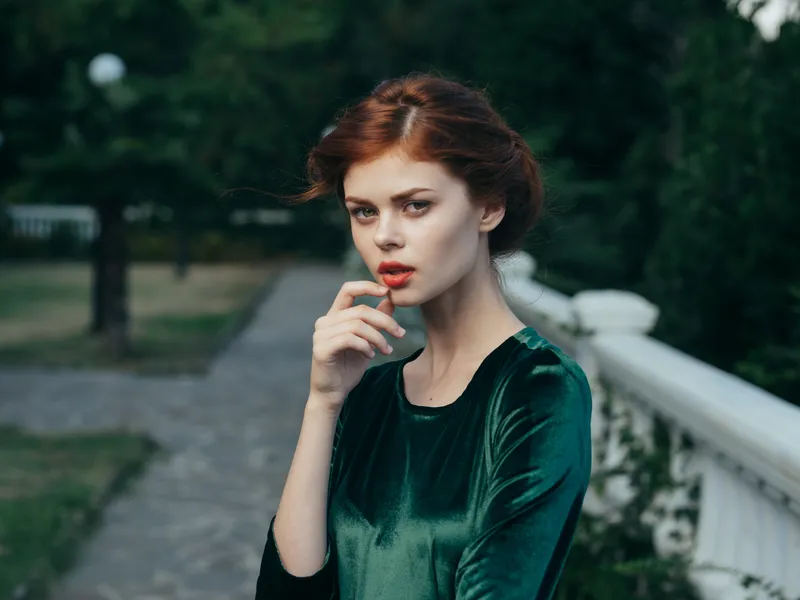 Симпатичная женщина с красными губами, гламурная, на природе, в зеленом платье, роскошная модель