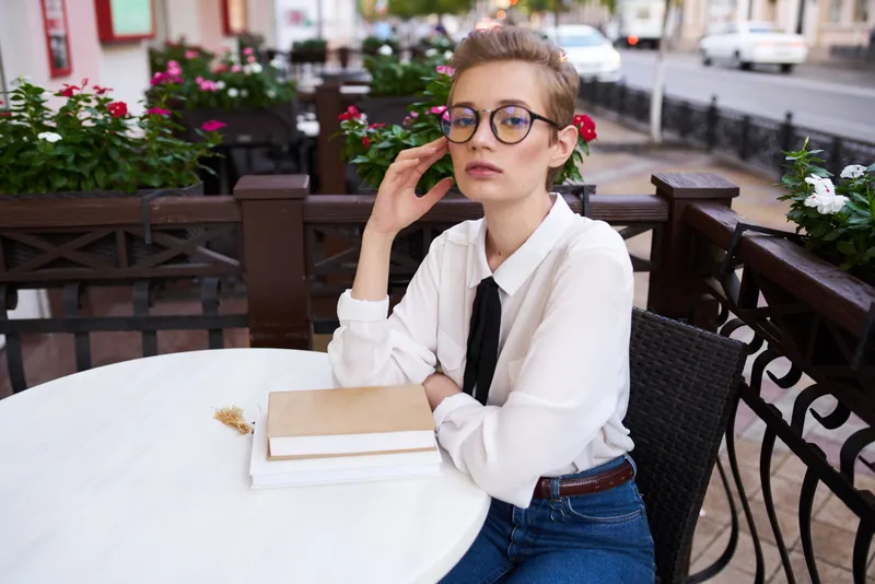 Женщина с короткой стрижкой на улице