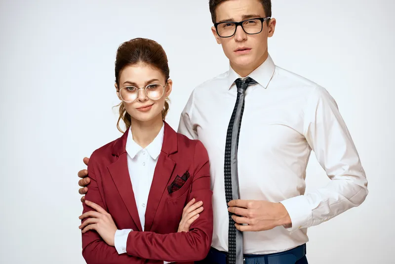 Мужчина и женщина, коллеги по работе, официальное общение, светлый фон