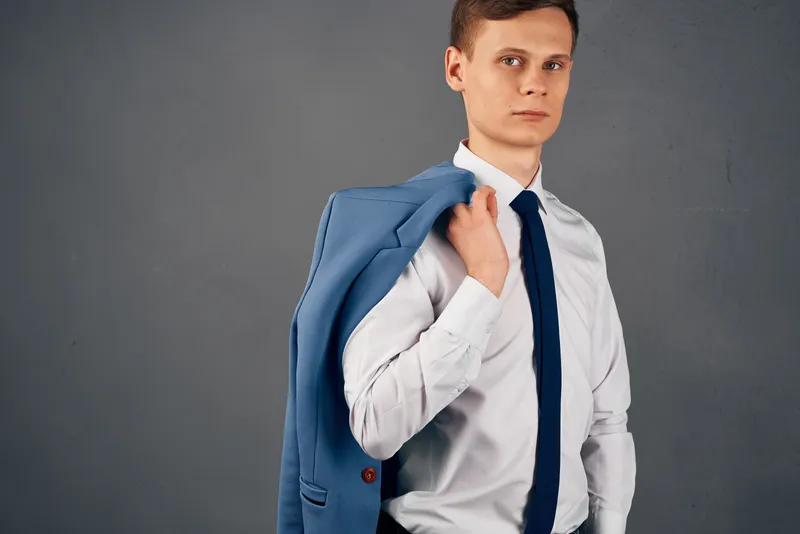 Бизнесмен работает в офисе, финансовый менеджер