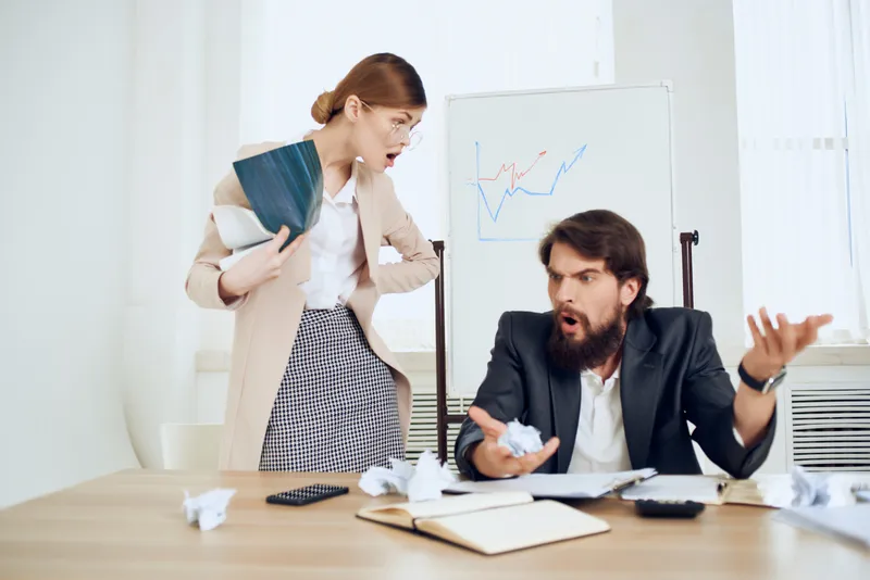 Коллеги по работе, офисные менеджеры, финансы, эмоции, проблемы