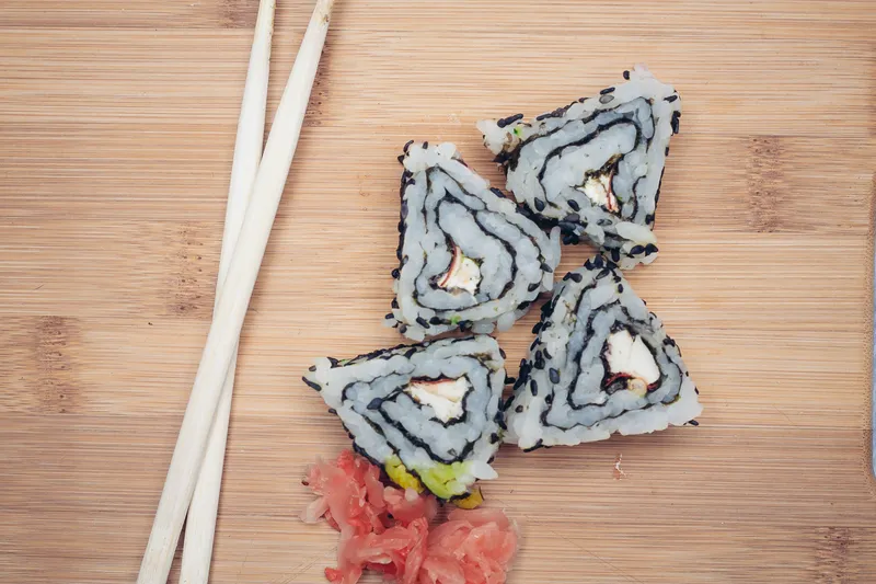 Традиционная японская кухня: суши-роллы и палочки для еды