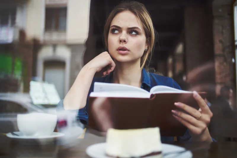 Женщина с книгой отдыхает утром, общается, ведет размеренный образ жизни