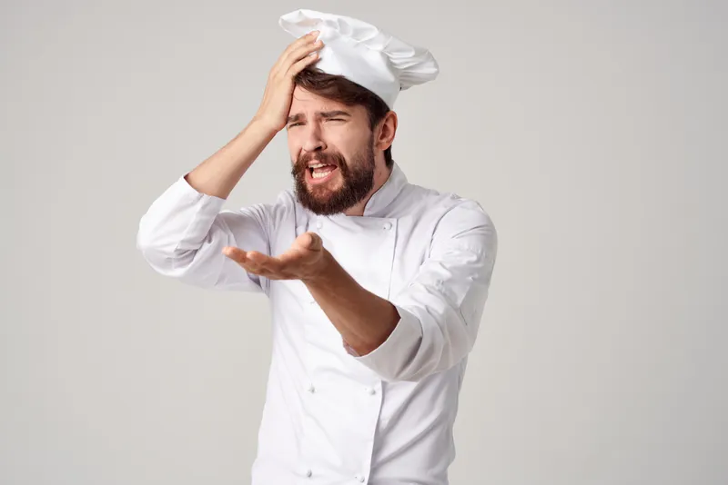 Бородатый мужчина-шеф-повар на кухне, жесты руками, изолированный фон