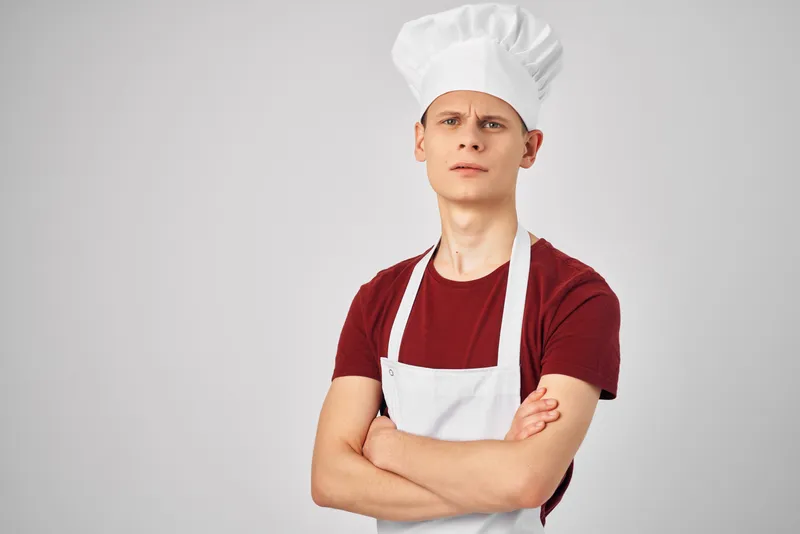Мужчина в белом фартуке, готовит, работает, промышленность