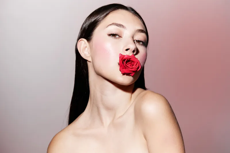 Идеальные чувственные губы: гламурная модель в стиле Vogue с красной помадой и здоровой кожей