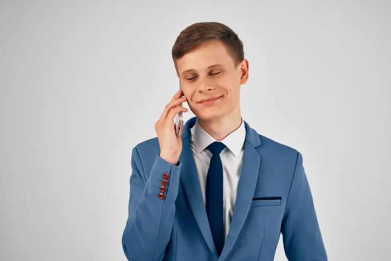 Мужчина разговаривает по телефону, менеджер, руководитель, профессионал