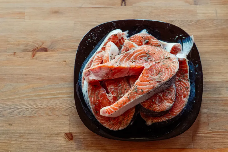 Красная маринованная рыба на тарелке, еда, морепродукты, деликатес
