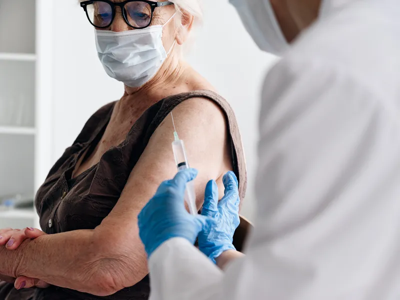 Врач и пациент: инъекция вакцинации от COVID-19, паспорт вакцинации