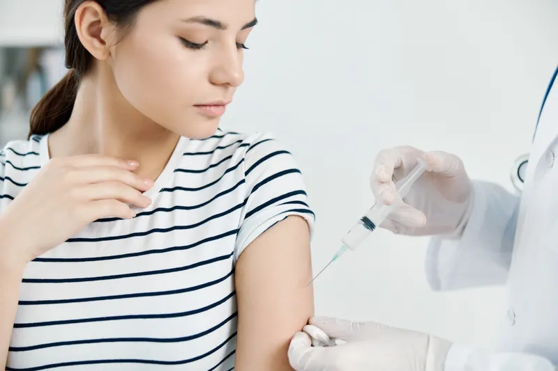 Пациент в больнице проходит вакцинацию, крупный план