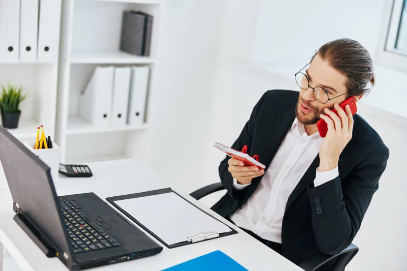 Бизнесмен работает с документами в офисе за ноутбуком