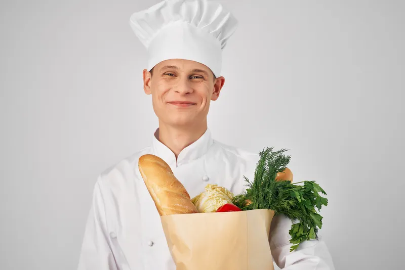 Эмоциональный шеф-повар мужского пола с упаковкой продуктов, здоровое питание, образ жизни