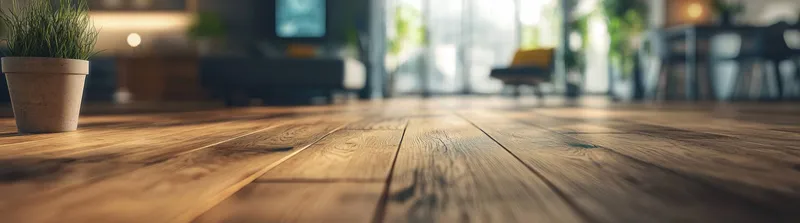 Теплое и уютное внутреннее пространство с деревянным полом, естественным светом из больших окон, растениями и удобной мебелью, идеально подходящее для тем домашнего декора и образа жизни