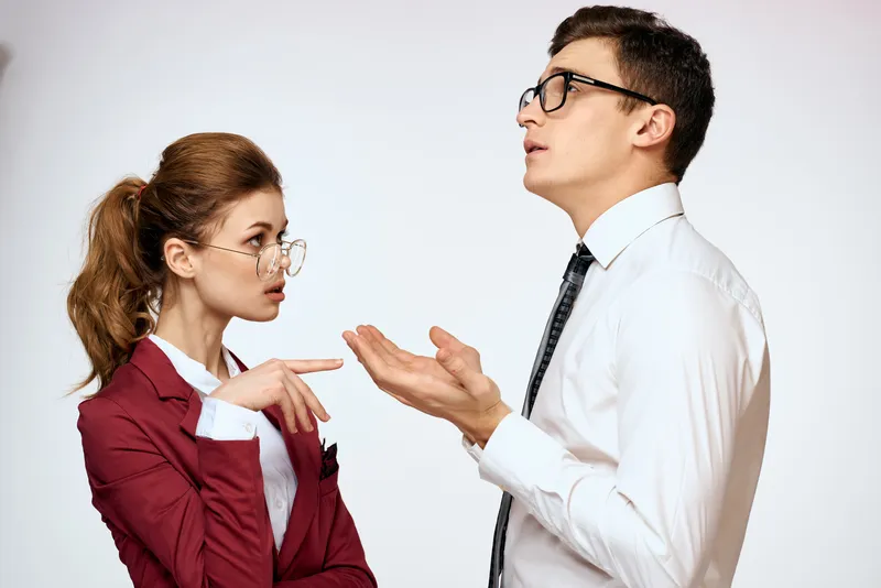 Мужчина и женщина, коллеги по работе, официальное общение на светлом фоне