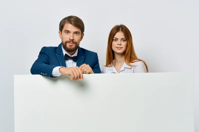 Деловая пара, мужчина и женщина, рекламный щит, маркетинг, весёлые эмоции, изолированный фон