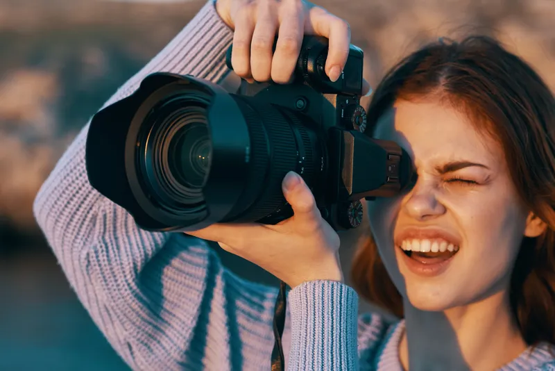 Женщина-фотограф с камерой на природе