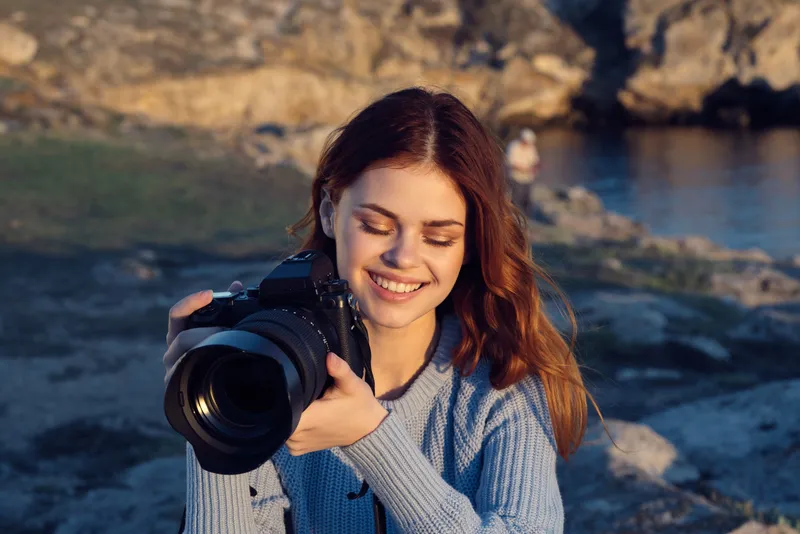 Женщина-фотограф на открытом воздухе в скалистых горах, пейзаж, отпуск, природа