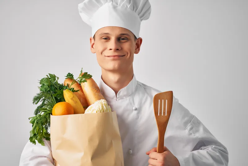 Мужчина в форме шеф-повара, упаковка продуктов питания, приготовление здоровой пищи