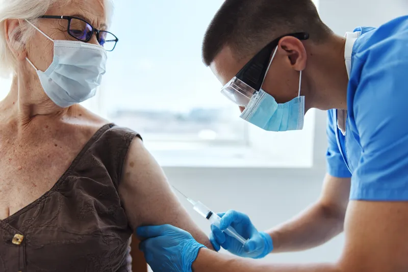 Врач-мужчина делает инъекцию, паспорт вакцинации от COVID-19, здравоохранение