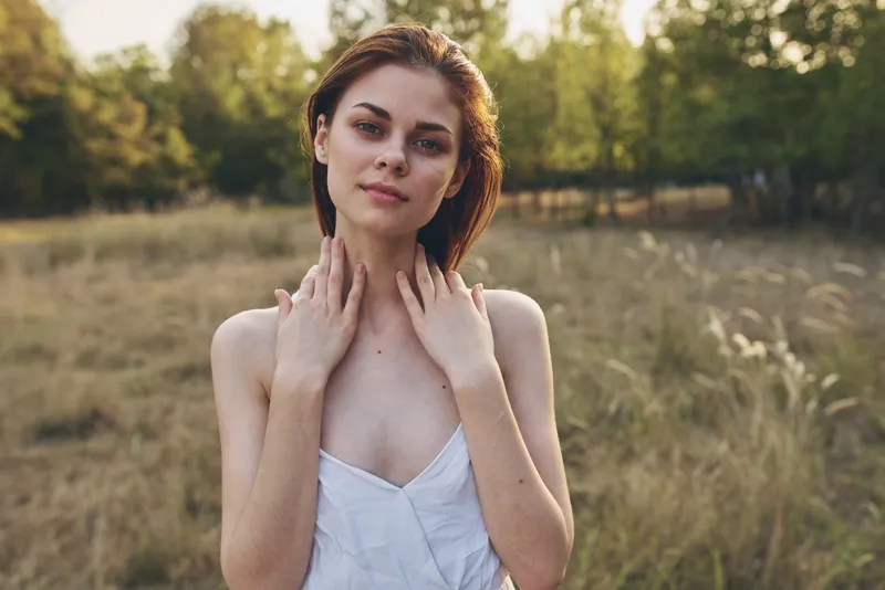 Красивая женщина в белом платье на открытом воздухе, отдых, лето