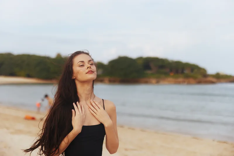 Женщина на пляже наслаждается летним отдыхом на свежем воздухе