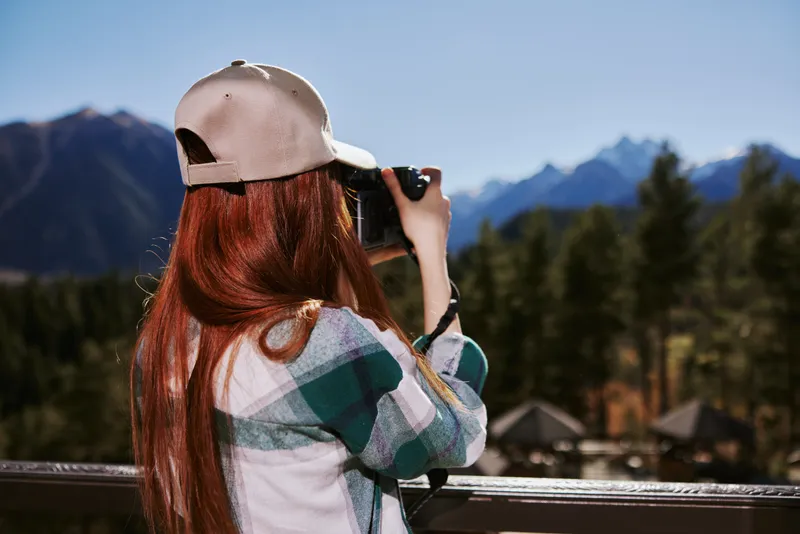 Женщина фотографирует горы, путешествия, природа, активный отдых, технологии