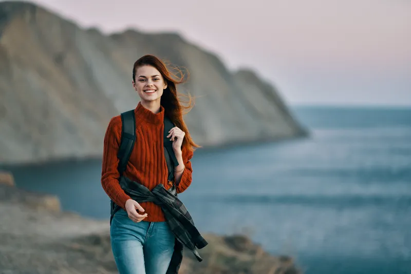 Счастливые женщины-туристки путешествуют рядом с морем в горах