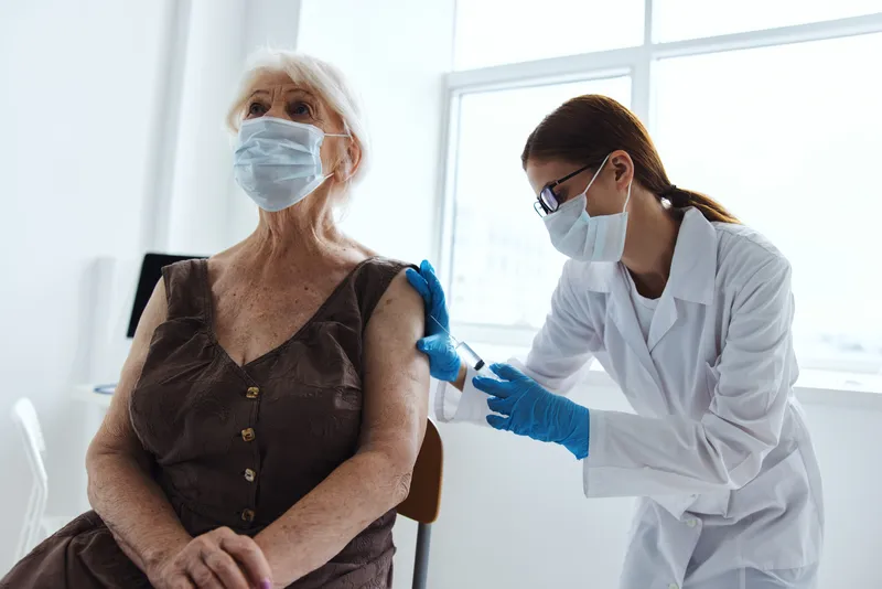 Пациент и врач со шприцем и вакциной для иммунной защиты