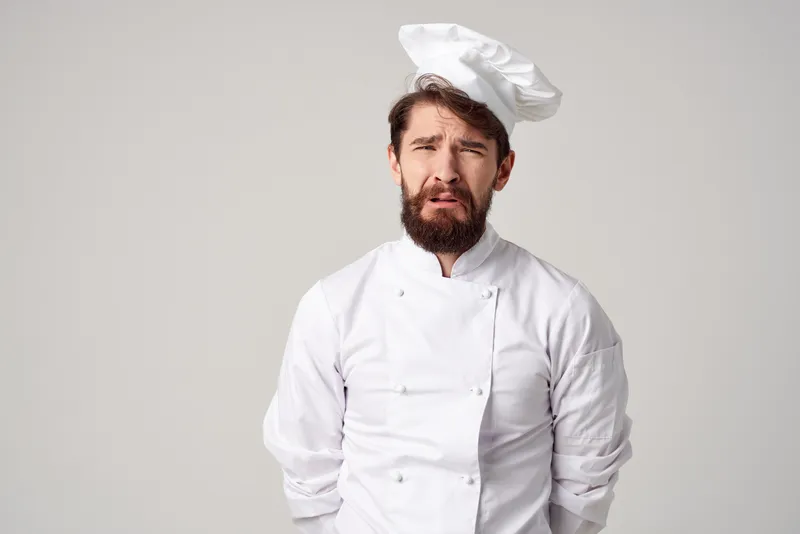 Бородатый мужчина в рабочей форме, профессия, кухня, студийная поза