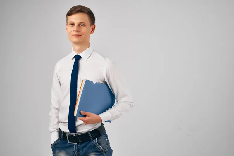 Деловой мужчина в рубашке с галстуком, с синей папкой для документов, работает официально