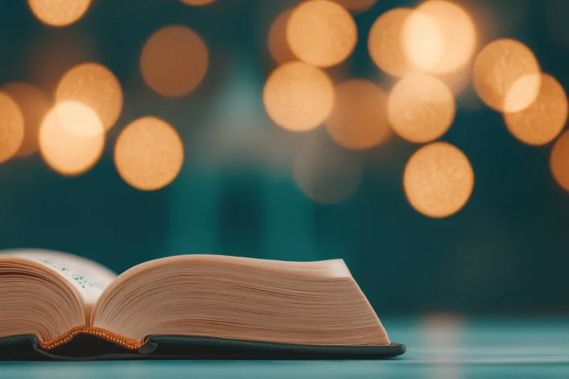 Открытая книга в окружении завораживающих огней боке, символизирующая радость чтения и знаний, идеально подходит для создания теплой и уютной учебной атмосферы