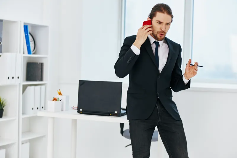 Бизнесмен работает с официальными документами в офисе