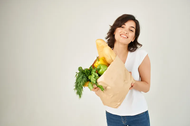 Женщина с пакетом продуктов здорового питания