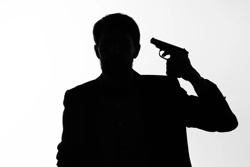 Тень мужчины с пистолетом в руках, прицеливание, суицид, опасность