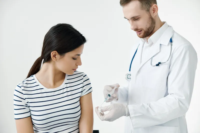 Мужчина делает инъекцию в плечо пациенту, вакцинация, здоровье