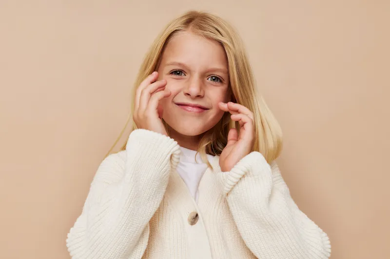 Маленькая милая девочка в модной детской одежде, концепция детского образа жизни