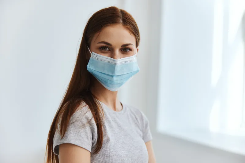 Женщина-пациентка в медицинской маске в больнице, защита