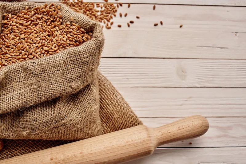 Злаки на столе, натуральные продукты питания на деревянном фоне