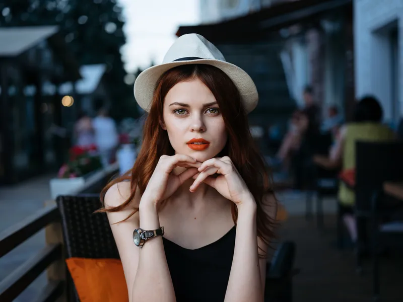 Красивая женщина в уличном кафе, модель, ресторан, эмоции, шляпа, платье