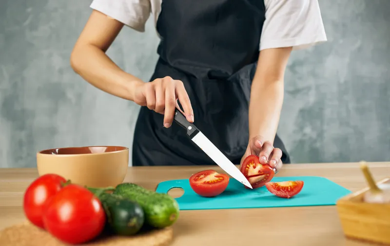 Нарезка свежих овощей, разделочный стол, приготовление пищи, кухня, здоровая еда