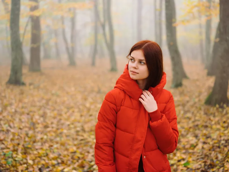 Женщина в красной куртке в лесу, на природе, в тумане, путешествие