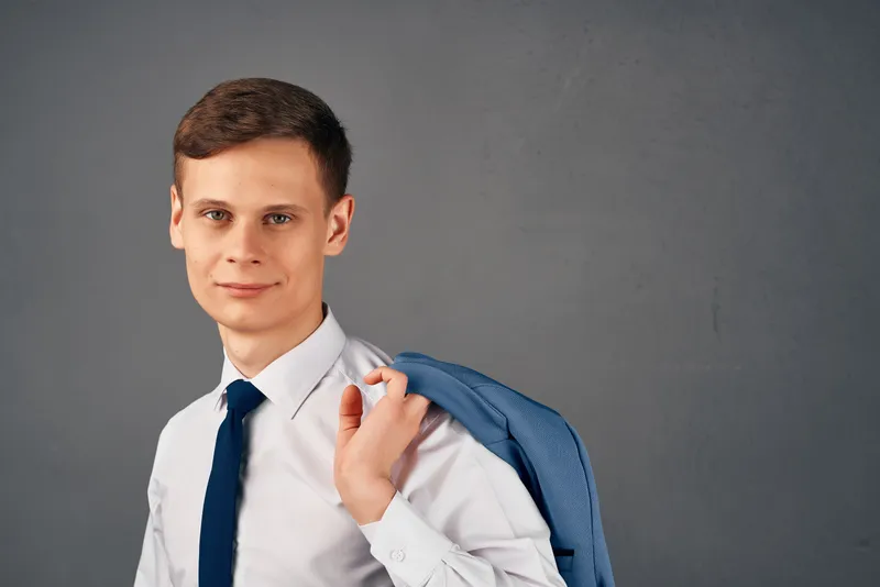 Бизнесмен работает в офисе, финансовый менеджер