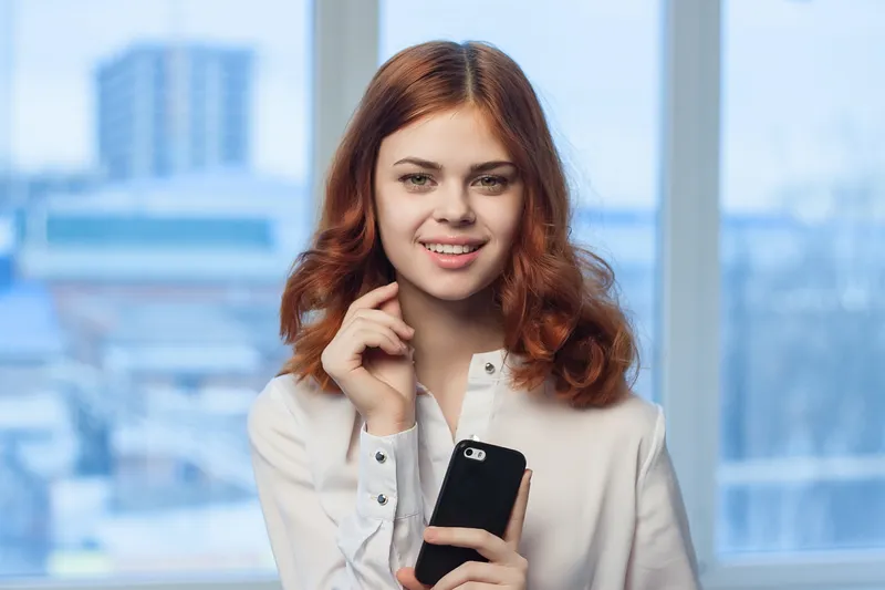 Деловая женщина с телефоном в руках, общение, технологии, офис, официальный стиль